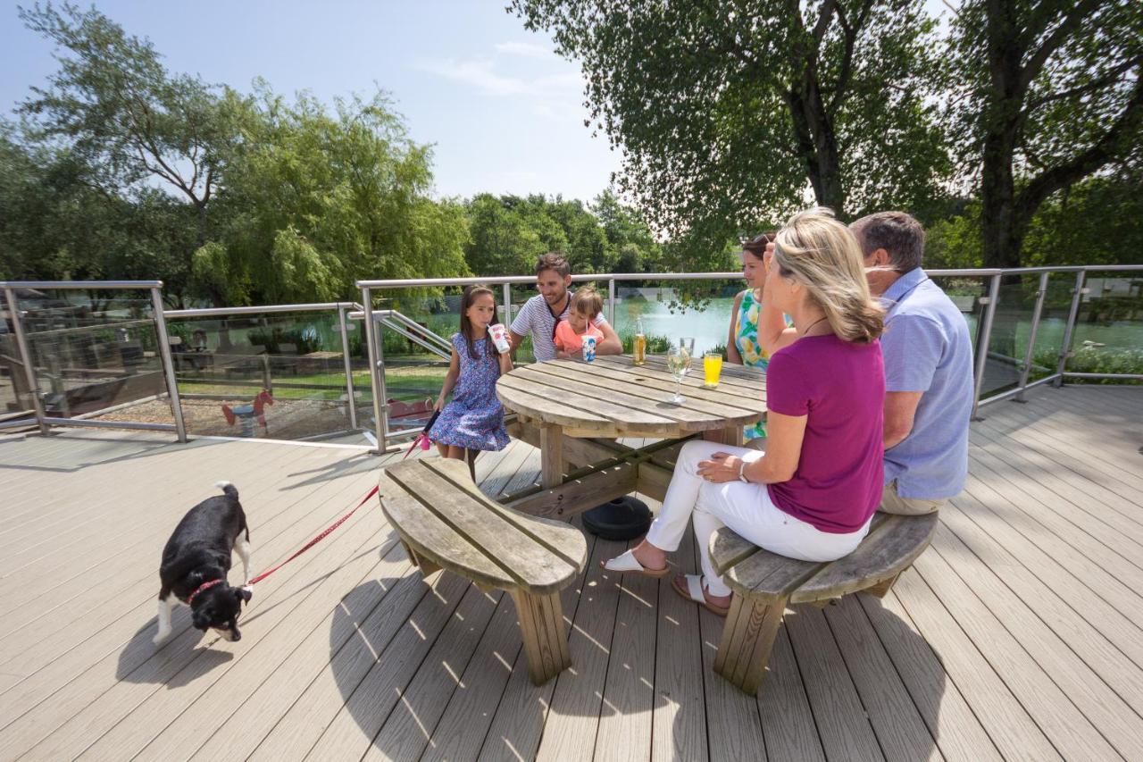 The Lakes Rookley Exterior foto The observation deck at the park