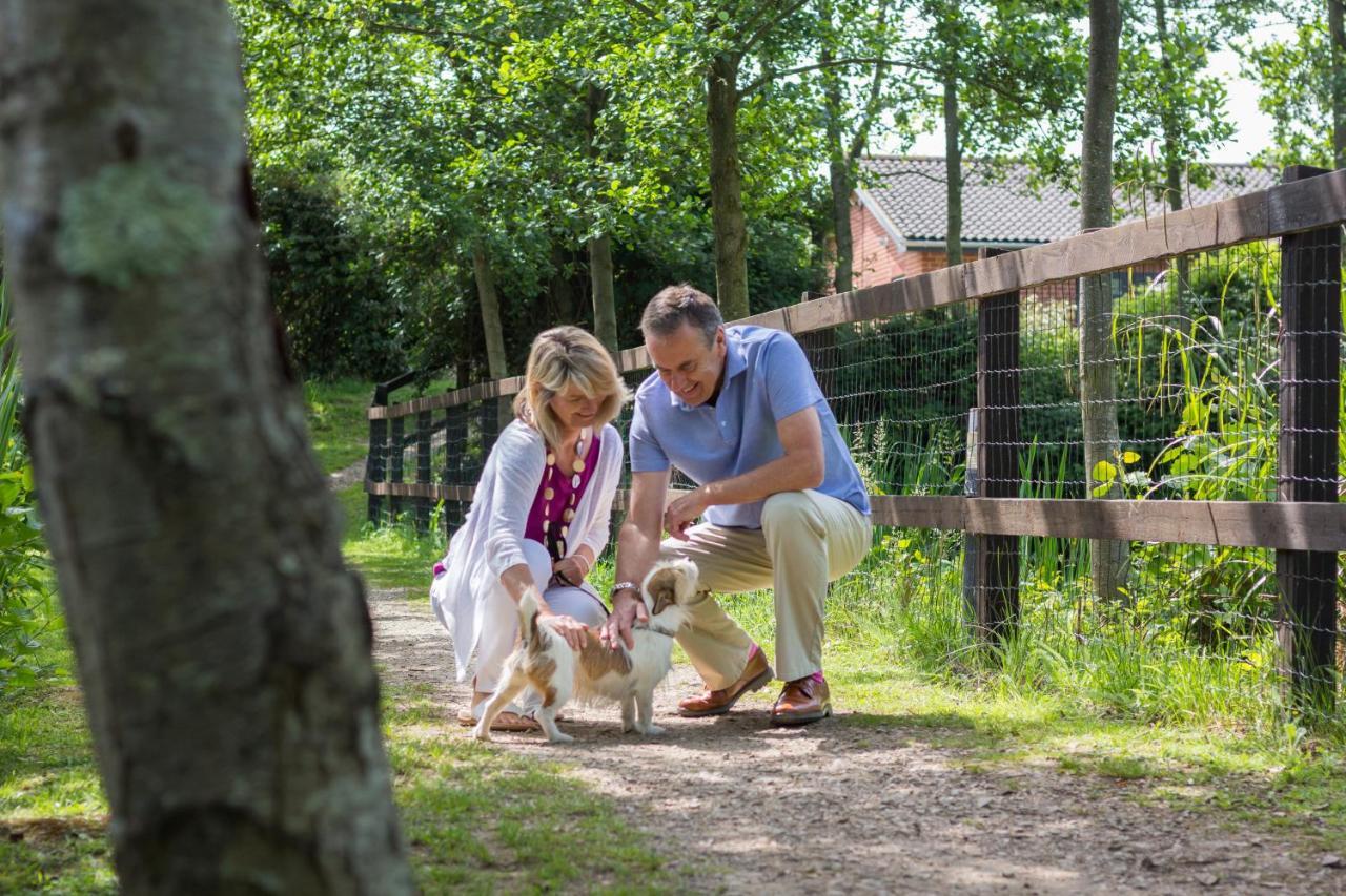 The Lakes Rookley Exterior foto Visitors at the park