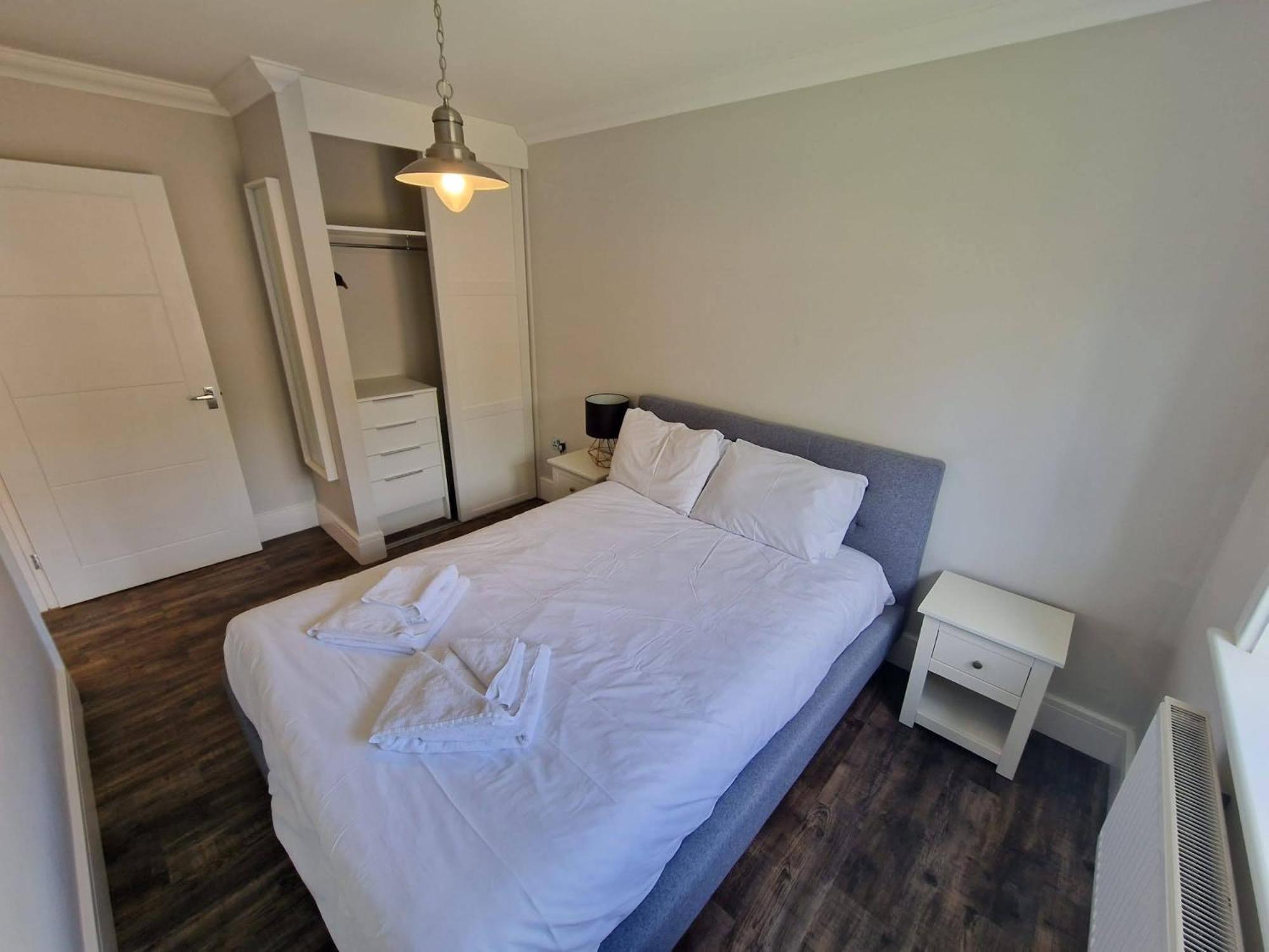 The Lakes Rookley Exterior foto A bedroom in a serviced apartment