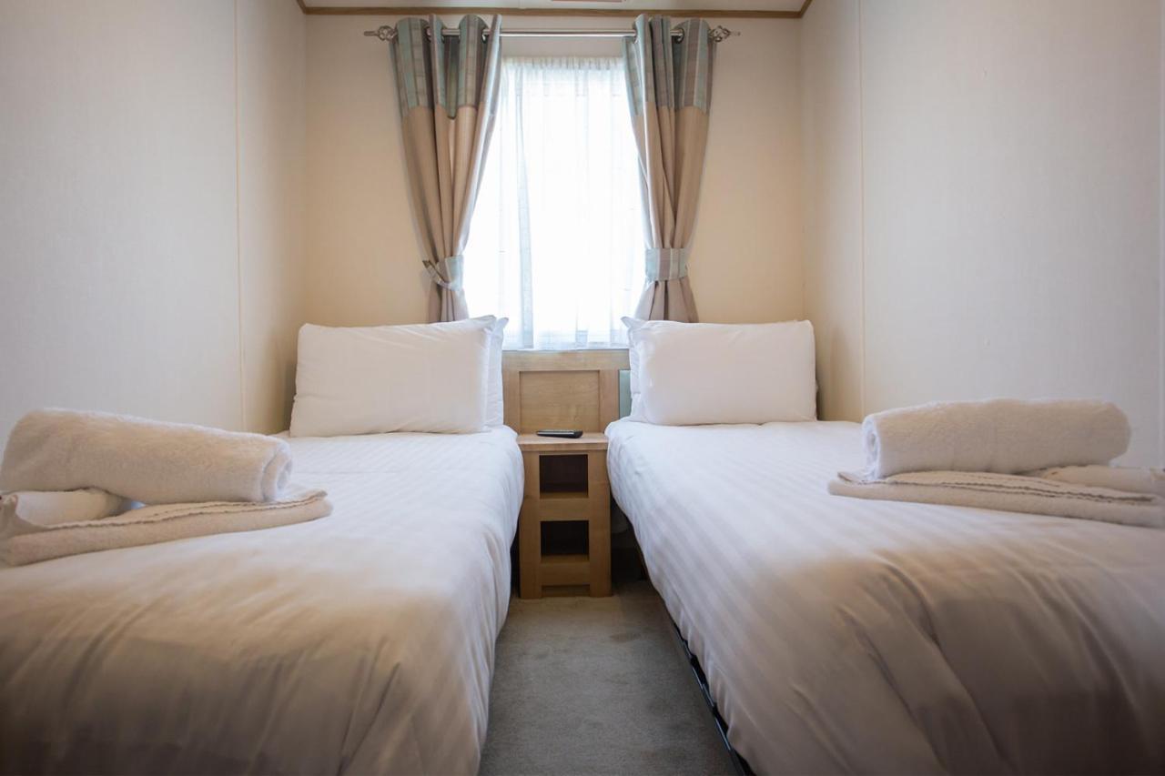 The Lakes Rookley Exterior foto A room at a capsule hotel in Tokyo