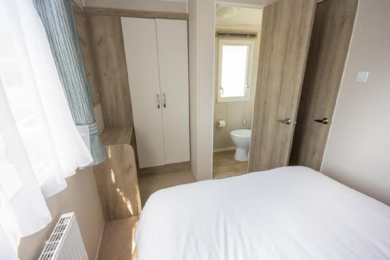 The Lakes Rookley Zimmer foto A bedroom in a static