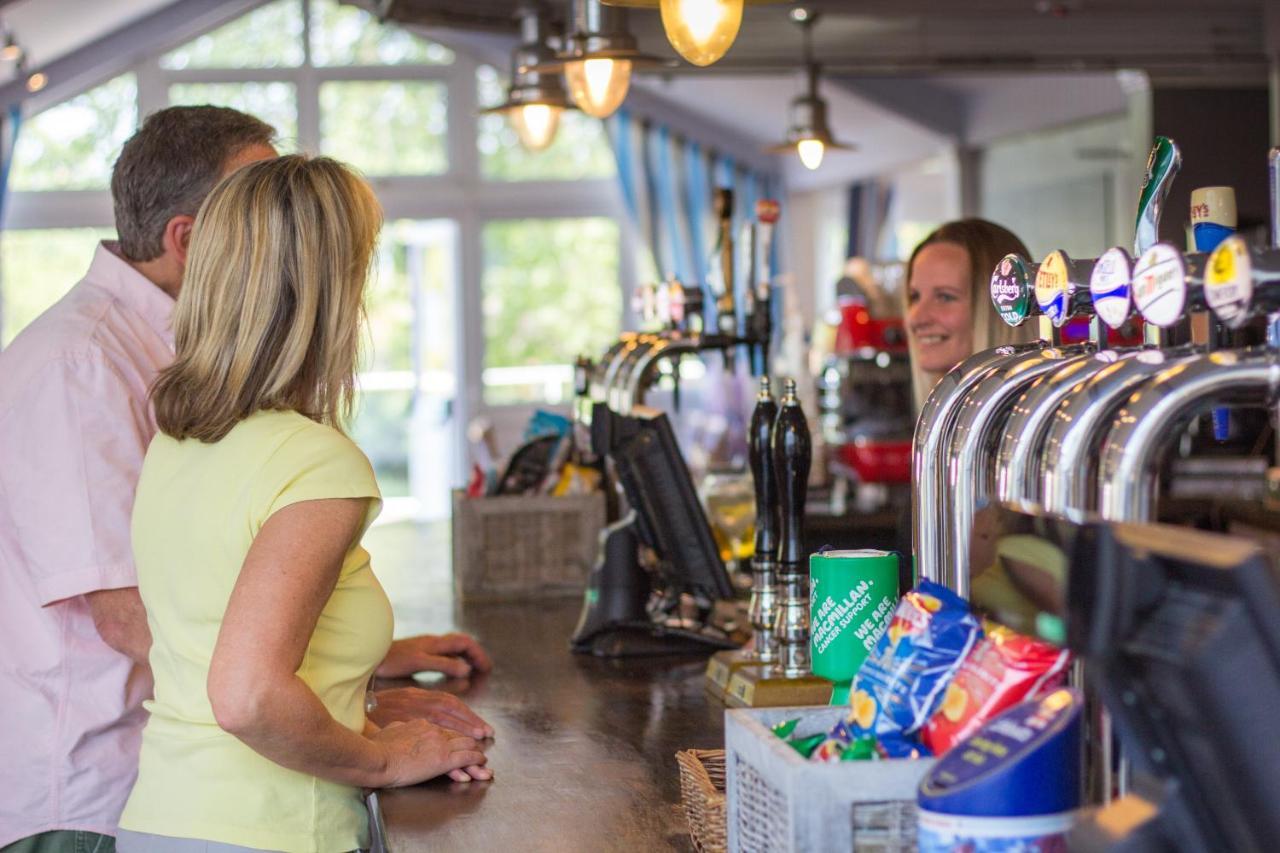 The Lakes Rookley Exterior foto The bar at the clubhouse