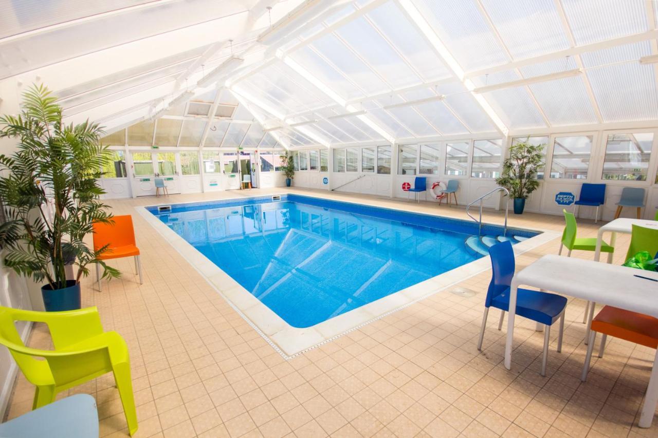 The Lakes Rookley Exterior foto The swimming pool at the leisure centre