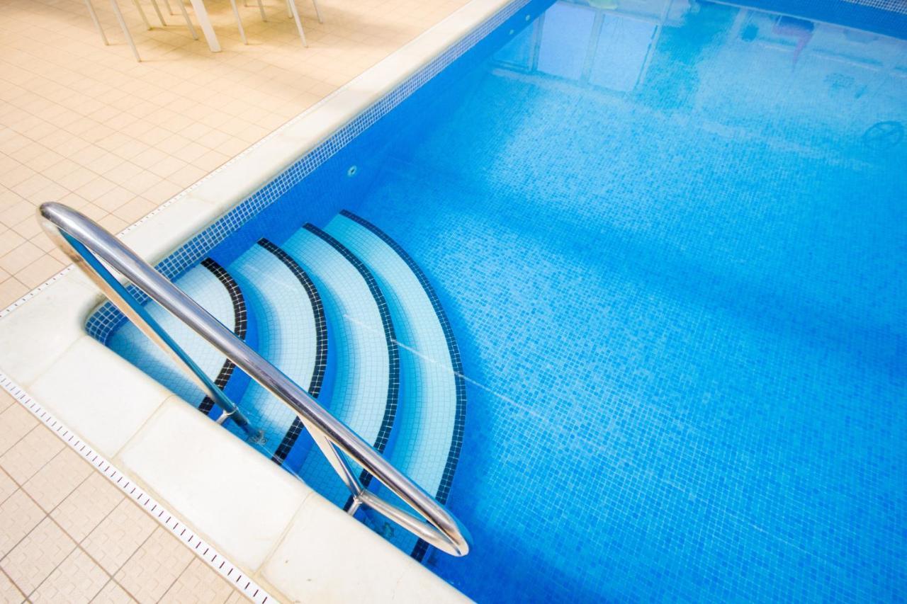 The Lakes Rookley Exterior foto Swimming pool